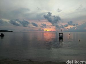 Foto: Sunrise Teduh dan Menenangkan di Karimunjawa
