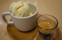 Es krim vanilla dan espresso yang diracik jadi affogato.