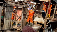 Sedikitnya 673 personel gabungan dikerahkan untuk meratakan kawasan itu menyusul rencana normalisasi Kali Ciliwung.