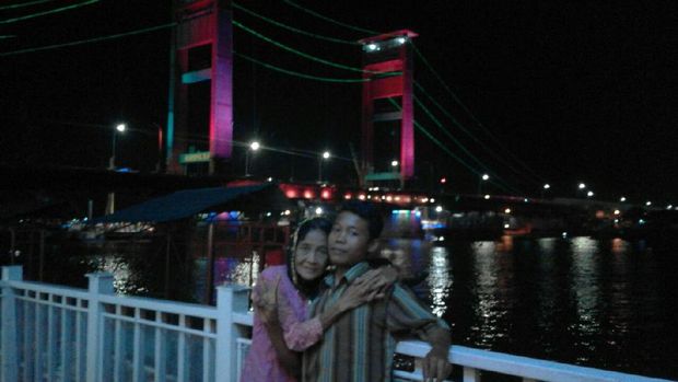 Selamet dan Rohaya juga berpose romantis dengan background Jembatan Ampera.