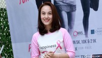 Tampil santai dengan kaus dan rok hitam, ia tetap terlihat menawan. Pool/Palevi S/detikFoto.
