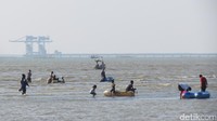 Warna airnya agak coklat khas pantai utara. Namun kontur pantai super landai. Sampai puluhan meter ke arah laut, dalamnya cuma sebetis saja (Fitraya/detikTravel)
