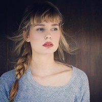 Wajah klasik Valentine Payen yang sangat khas wanita Prancis. Foto: Instagram/valentinepayen