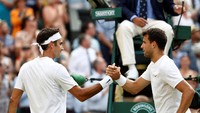Sementara Grigor Dimitrov (kanan) dipulangkan Roger Federer. REUTERS/Stefan Wermuth.