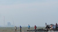 Tampak juga banyak pemancing yang mencari ikan belanak di sepanjang tumpukan batu pemecah ombak yang memanjang beberapa ratus meter ke tengah laut (Fitraya/detikTravel)