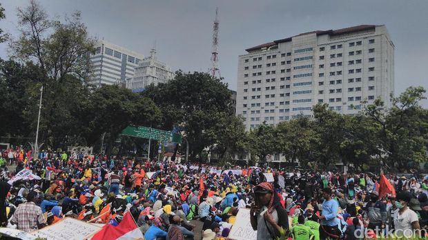 Massa nelayan aksi di depan Istana, Jakarta Pusat.