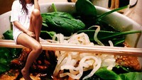 Penyanyi ternama Selena Gomez juga tak luput dikreasikan. Menggunakan kaos putih santai nampak Selena bersantai di atas sumpit ramen. (Foto: Instagram Celebritis in Ramen)