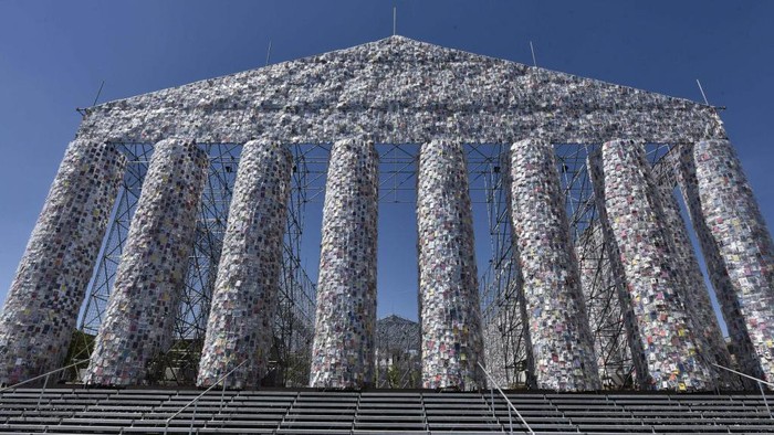 Coba Perhatikan, Kembaran Kuil Yunani Ini Dibuat dari Buku