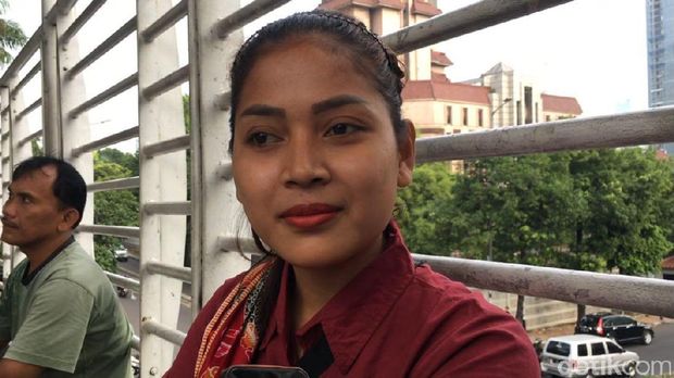 Teh Ninih berjualan getuk di JPO halte busway GOR Sumantri, Jl HR Rasuna Said, Jaksel