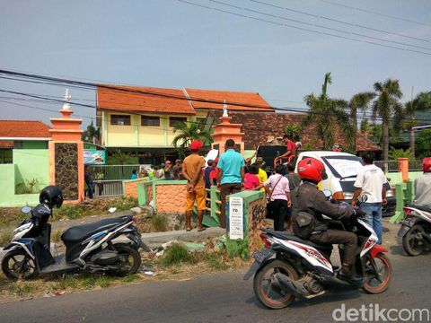 Warga Sidokepung demo SMPN 2 Buduran/