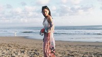 Banyak netizen yang memuji penampilannya saat bermain-main di pantai. (Dok. Instagram/jscmila)