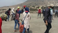 Foto: Bromo Lovers Probolinggo memunguti sampah-sampah berserakan yang didominasi sampah plastik dan botol minuman. Bungkus jajanan itu dibeli dari warung di sekitar Bromo (M Rofiq/detikTravel)