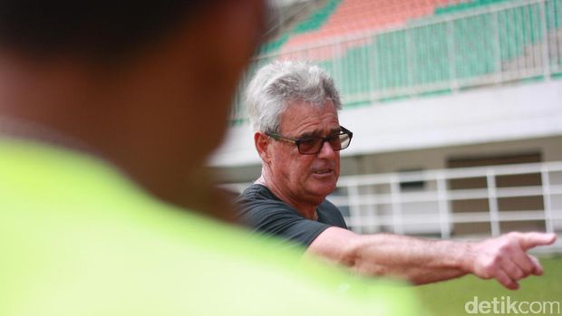 Harry Mara mengawasi latihan para atlet atletik pelatnas menuju SEA Games 2017 di Stadion Pakansari, Cibinong, Selasa (11/7/2017). 