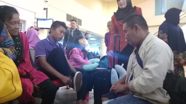 ABG Selamet-Rohaya Dibelikan Sepatu oleh Calon Penumpang di Bandara