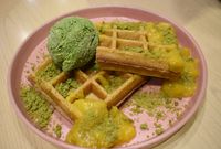 Waffle dengan paduan mangga dan matcha.