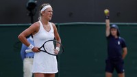 Azarenka seakan tidak percaya dengan hasil pertandingan. REUTERS/Andrew Couldridge.