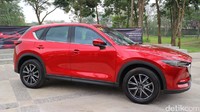 Tampak bagian samping Mazda CX-5 terbaru yang terlihat lebih berotot. Foto: Dina Rayanti