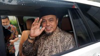 Tamsil Linrung melambaikan tangan sebelum meninggalkan gedung KPK.