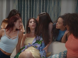Si Cantik Dua Lipa Pakai Baju Tidur di Klip Baru