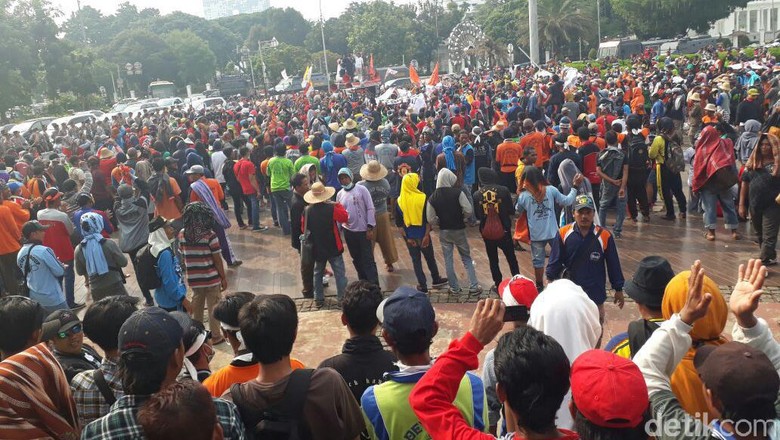 Usai Bertemu Teten, Massa Nelayan yang Demo Depan Istana Bubar Usai Bertemu Teten, Massa Nelayan yang Demo Depan Istana Bubar