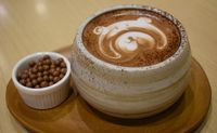 Minuman cokelat hangat berbentuk beruang yang lucu di Kakolait.