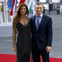 Dikaruniai perawakan bak model, Juliana tak ragu untuk tampil menantang dengan pilihan dress minim, bahkan ketika menghadiri forum internasional seperti KTT G20. Ia mengenakan mini dress hitam dengan belahan dada rendah, namun dibalut luaran jaring berdetail beading sehingga menciptakan kesan elegan. (Foto: Getty Images)