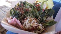 Kalau perut lapar, jangan khawatir. Ada beberapa warung terapung menyediakan makanan ringan, mie instan, sampai rujak. Harganya pun murah meriah (Fitraya/detikTravel)