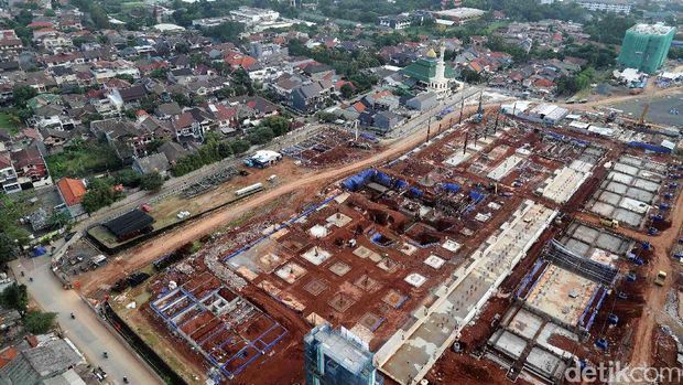 Proyek pembangunan MRT di Lebak Bulus dilihat dari atas.