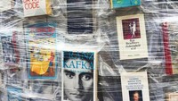 The Da Vinci Code karya Dan Brown dan novel-novel lainnya adalah buku-buku yang digunakan untuk membangun gedung tersebut. Pool/rachelmijaresfick.