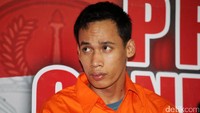 Sudirman yang mengenakan baju tahanan dihadirkan dalam rilis di Mapolda Metro Jaya, Selasa (11/7/2017). Dalam keterangannya, pria asal Lampung Timur itu mengaku menyesal.