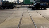 Rel yang membentang dari Stasiun Pasoso dan menjadi tempat bongkar muat peti kemas untuk kereta barang itu kini mati lagi. Foto: Muhammad Idris