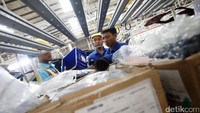 Sejumlah pekerja tengah memasang spare part untuk mobil MPV Confero S.