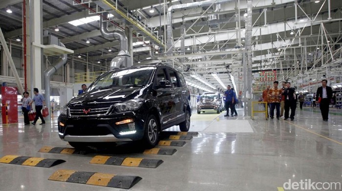 Wapres Jusuf Kalla meresmikan pabrik perakitan mobil asal China, Wuling di Cikarang, Jawa Barat. Nah, penasaran seperti apa pabriknya? Simak foto-fotonya berikut ini.