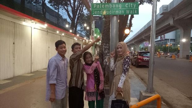 Selamet dan Rohaya jalan-jalan sore di pedestrian Sudirman Walk, Palembang.