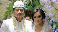 Adjie Pangestu dan Novita Petria menikah pada Minggu (14/5) lalu di kampung halaman Novita di Cileunyi, Jawa Barat. (Dok. Instagram/novitapetria)