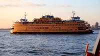 The Staten Island Ferry mengarungi Teluk Upper Bay, dari St George Ferry Terminal di Staten Island ke Whitehall Ferry Terminal (atau biasa dikenal South Ferry) di Manhattan (The Staten Island Ferry)