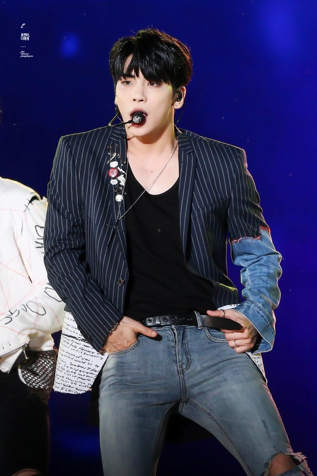 Jonghyun pernah dikritik netizen karena memakai blazer bertulisan tangan Kurt Cobain, yang dinilai bisa memicu orang untuk bunuh diri. Tulisan tangan yang dimaksudkan hanya sebagai dekorasi itu adalah surat Kurt Cobain yang ditinggalkannya sebelum bunuh diri. Tak ada yang menyangka, kalau Jonghyun sendirilah yang akhirnya tewas dengan jalan bunuh diri. Selamat jalan, Jonghyun. Foto: Dok. Koreaboo