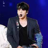 Jonghyun pernah dikritik netizen karena memakai blazer bertulisan tangan Kurt Cobain, yang dinilai bisa memicu orang untuk bunuh diri. Tulisan tangan yang dimaksudkan hanya sebagai dekorasi itu adalah surat Kurt Cobain yang ditinggalkannya sebelum bunuh diri. Tak ada yang menyangka, kalau Jonghyun sendirilah yang akhirnya tewas dengan jalan bunuh diri. Selamat jalan, Jonghyun. Foto: Dok. Koreaboo