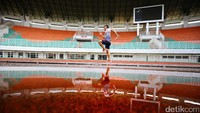 Tim estafet 4x100 meter putra berlari mengitari stadion.