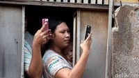 Sebagian warga lain mengabadikan proses penggusuran dengan kamera HP.