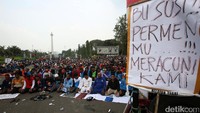 Massa menolak Permen Kelautan dan Perikanan No 2/2015 tentang Pelarangan Penggunaan Alat Penangkapan Ikan Trawl dan Seine Nets.