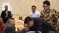 Anggota Pansus Angket KPK, Daeng Muhammad sempat mencium tangan Romli.
