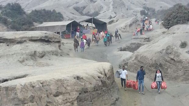 Jalur menuju kawah Gunung Bromo