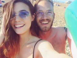 Kemesraan YouTuber Terkaya dan Pacar Cantiknya