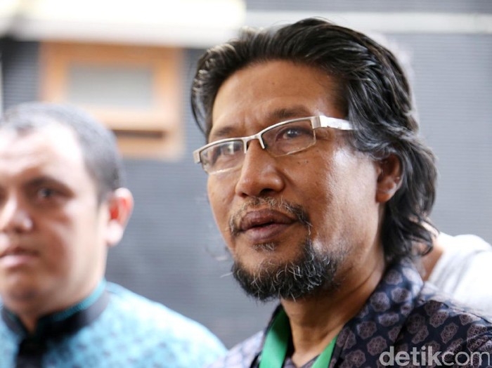 Adik dan ayah dari Ammar Zoni saat menjenguknya di Polres JakPus.