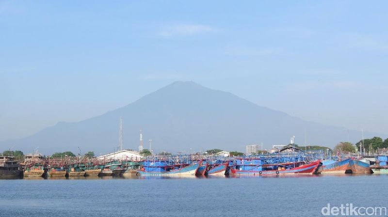  Foto  Pantai  Kejawanan yang Lagi Naik Daun di Cirebon