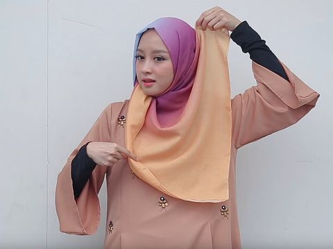 Tutorial hijab ala Gita Savitri. 