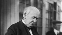 Gangguan polyphasic sleep mungkin terdengar asing. Penemu bola lampu Thomas Alva Edison mengalaminya. Jarang tidur di malam hari, banyak bekerja, tapi sering mencuri waktu untuk tidur siang atau napping. Foto: GettyImages
