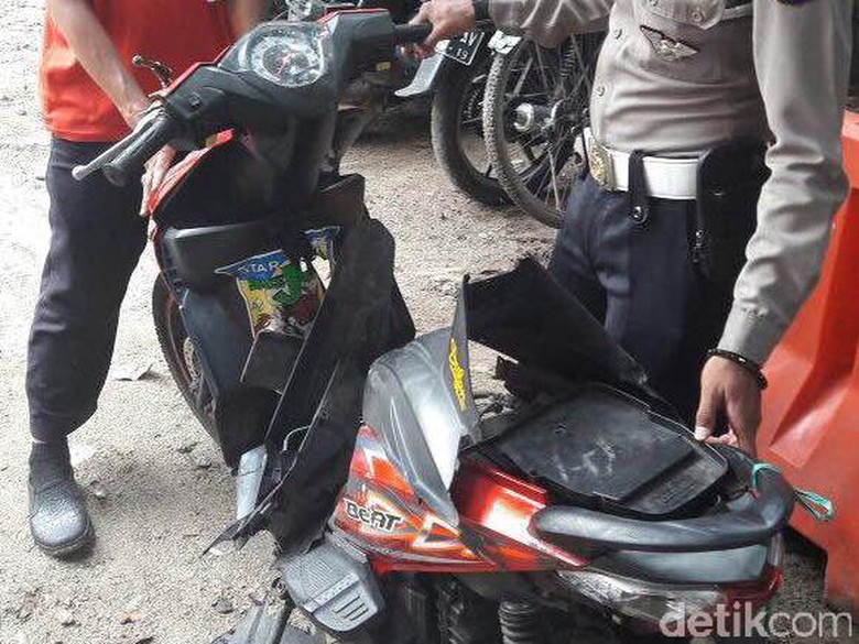 Naik Motor Pakai Headset, Lilis Terserempet Kereta di 