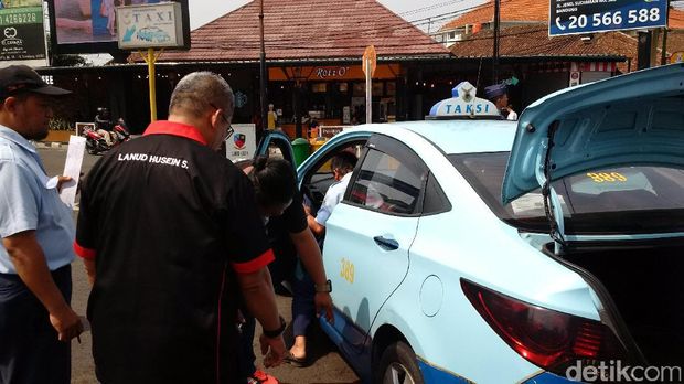 Petugas Tertibkan Taksi Bandara yang Pasang Tarif 'Mencekik'
